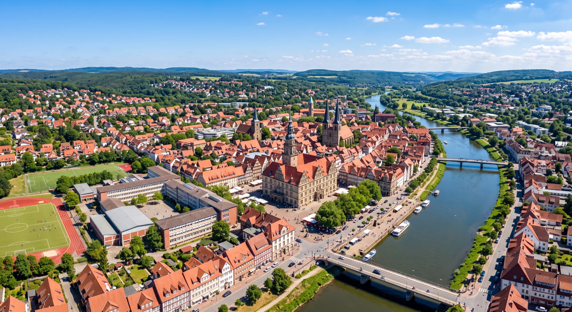 Luftbild einer Stadt mit Verwaltungsgebäuden